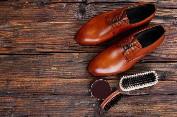 メンズ革製の靴と木の製品 — ストック写真