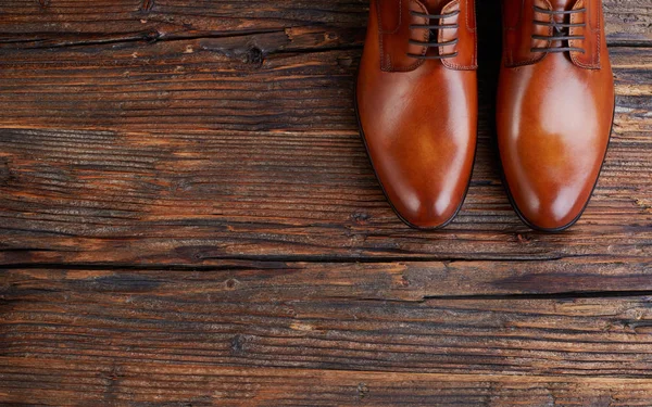 Männer Aus Leder Kleiden Schuhe Auf Holz — Stockfoto