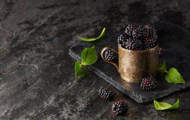 Taş masa üzerinde taze böğürtlen