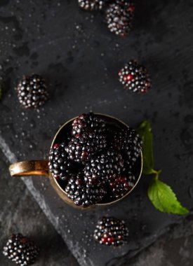 Taş masa üzerinde taze böğürtlen