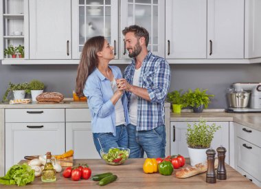 Genç çift mutfakta.