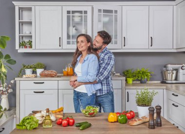 Genç çift mutfakta.