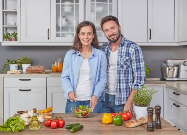 Genç çift mutfakta bir salata hazırlık