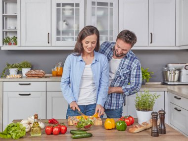 Genç çift mutfakta bir salata hazırlık