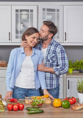 Genç çift mutfakta.