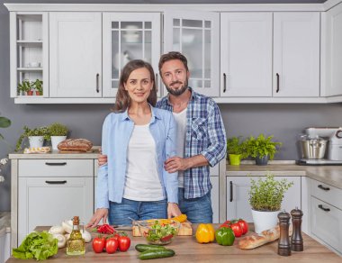 Genç çift mutfakta.