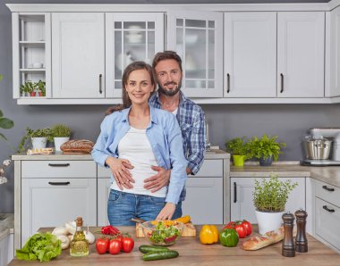 Genç çift mutfakta.