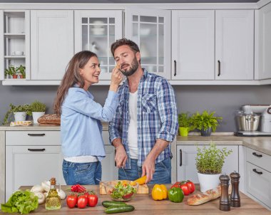 Genç çift mutfakta.