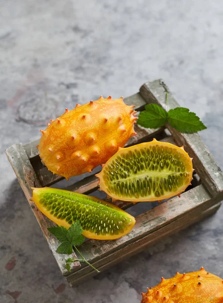 Fruta Kiwano Uma Caixa — Fotografia de Stock