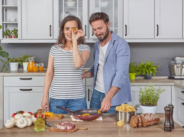 Jeune Couple Dans Cuisine — Photo