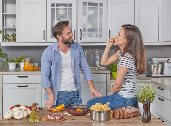 Jeune Couple Dans Cuisine — Photo