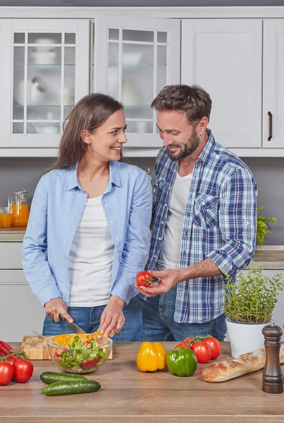 Ungt Par Förbereder Sallad Köket — Stockfoto