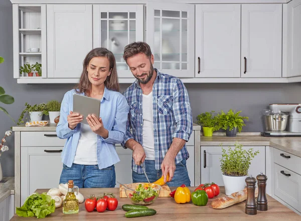 Genç Çift Dijital Tablet Bir Tarifi Yemek — Stok fotoğraf