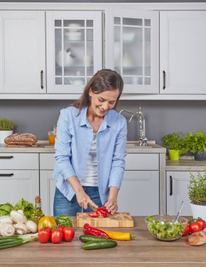 neşeli genç kadın yemek
