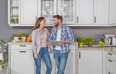 Genç çift dijital tablet ile mutfakta