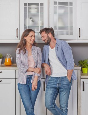 Sabah mutfakta genç çift