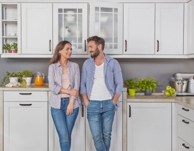 Sabah mutfakta genç çift