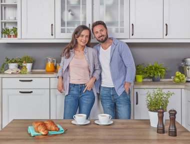 Sabah mutfakta genç çift