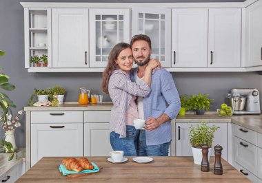 Sabah mutfakta genç çift