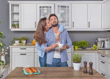 Sabah mutfakta genç çift