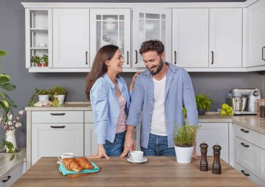 Sabah mutfakta genç çift