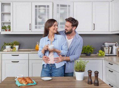 Sabah mutfakta genç çift