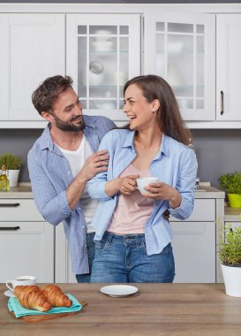 Sabah mutfakta genç çift