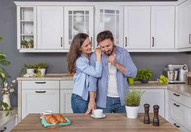 Sabah mutfakta genç çift