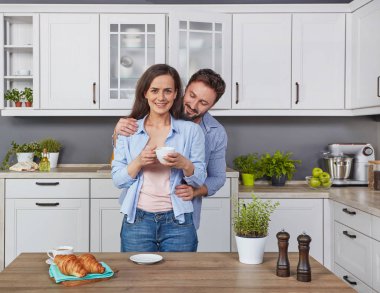 Sabah mutfakta genç çift