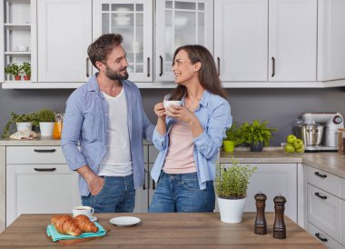 Sabah mutfakta genç çift