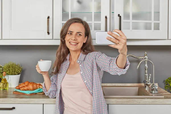 Jeune Femme Avec Téléphone Portable Prenant Selfie Dans Cuisine — Photo