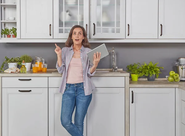 Jeune Femme Dans Cuisine Avec Une Tablette Numérique — Photo