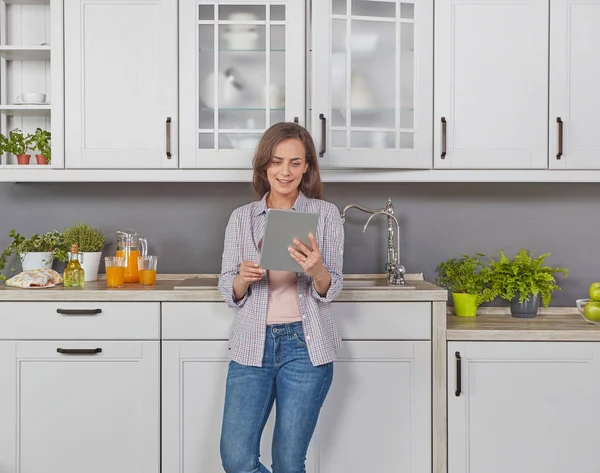 Mujer Joven Con Tableta Digital Cocina — Foto de Stock