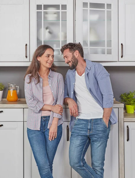 Sabah mutfakta genç çift