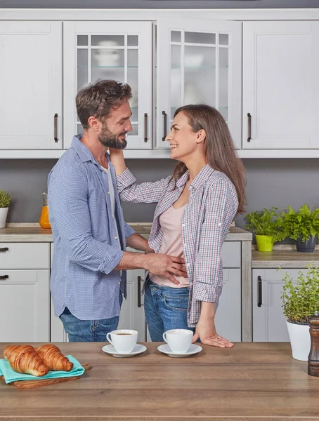 Sabah mutfakta genç çift