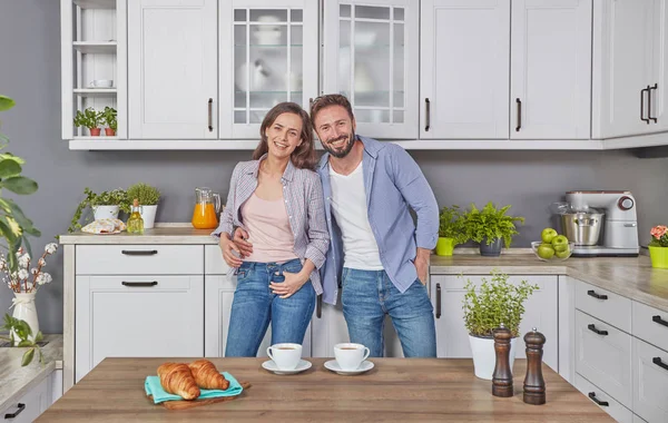 Sabah mutfakta genç çift