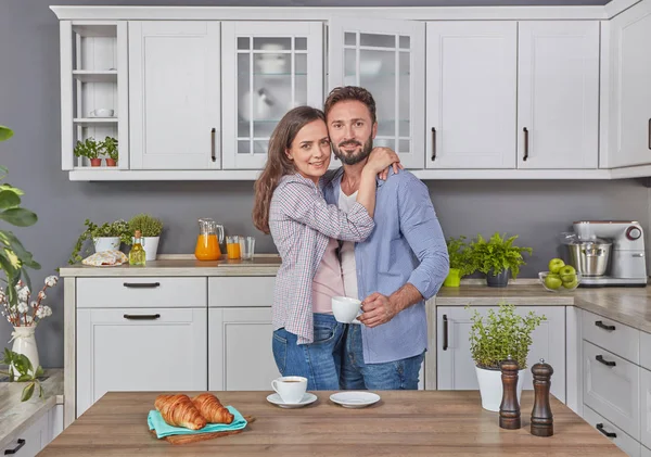 Sabah mutfakta genç çift