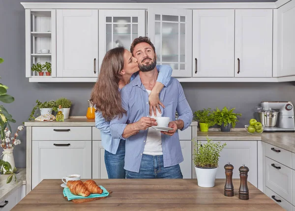 Sabah mutfakta genç çift