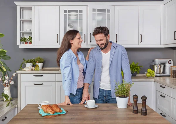 Sabah mutfakta genç çift