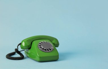 Renkli arka plan üzerinde Vintage telefon