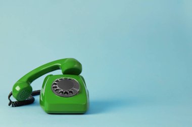 Renkli arka plan üzerinde Vintage telefon