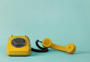 Renkli arka plan üzerinde Vintage telefon