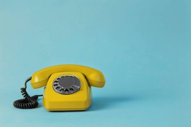 Renkli arka plan üzerinde Vintage telefon