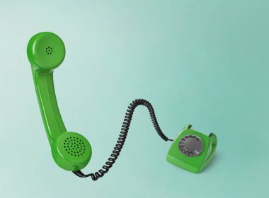 Renkli arka plan üzerinde Vintage telefon