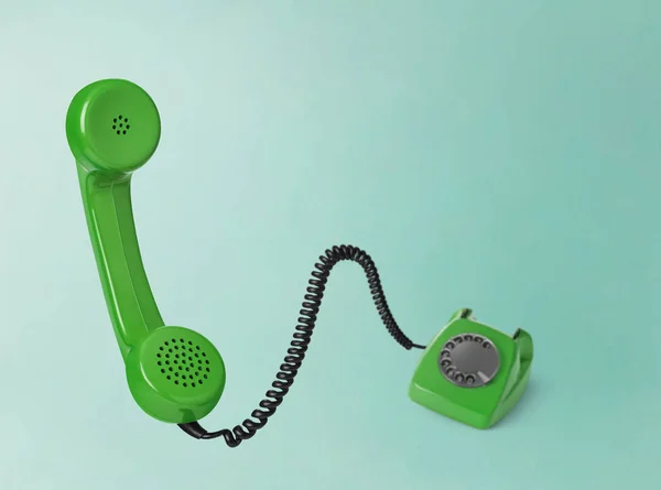 彩色背景上的复古电话 — 图库照片