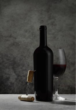 Koyu arka plan üzerinde kırmızı şarap