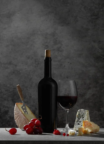 Выбор вина и сыра — стоковое фото