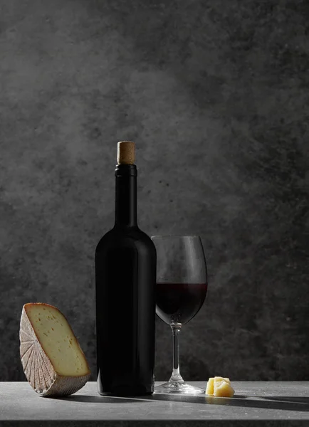 Vinho tinto e queijo — Fotografia de Stock