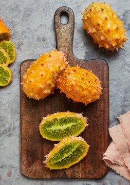 Kiwano meyve kesme tahtası