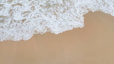 Dalga yumuşak kum üzerinde